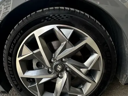 Hyundai Sonata 2021 года за 12 000 000 тг. в Актобе – фото 14