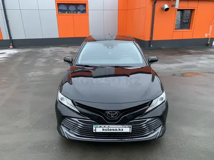 Toyota Camry 2018 года за 16 500 000 тг. в Атырау – фото 3