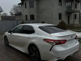 Toyota Camry 2018 года за 7 600 000 тг. в Алматы – фото 2