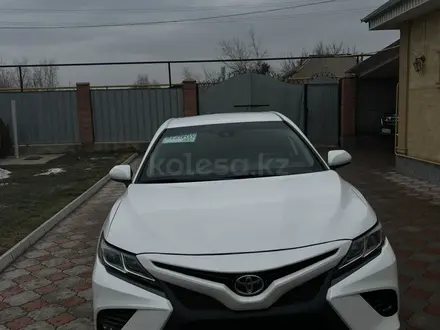 Toyota Camry 2018 года за 9 300 000 тг. в Алматы – фото 4