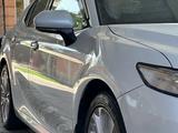 Toyota Camry 2018 года за 14 700 000 тг. в Алматы – фото 2