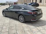 Lexus ES 300h 2019 года за 19 500 000 тг. в Актау – фото 4