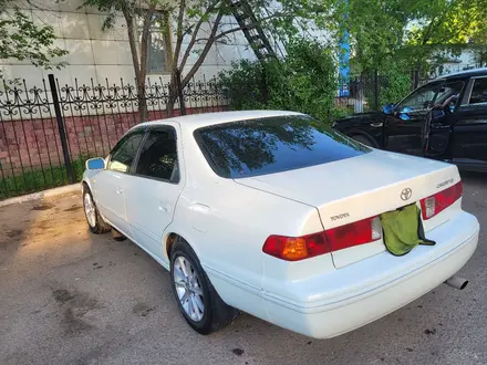 Toyota Camry 2000 года за 3 800 000 тг. в Астана – фото 2