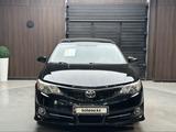 Toyota Camry 2014 года за 7 700 000 тг. в Актобе – фото 2