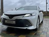 Toyota Camry 2021 года за 18 200 000 тг. в Уральск – фото 2