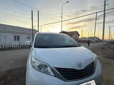 Toyota Sienna, 2011