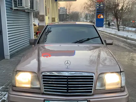 Mercedes-Benz E 220 1993 года за 2 500 000 тг. в Алматы