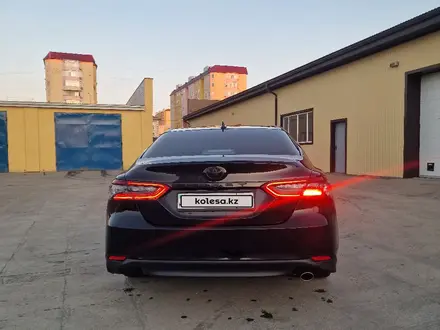 Toyota Camry 2018 года за 12 500 000 тг. в Атырау – фото 3