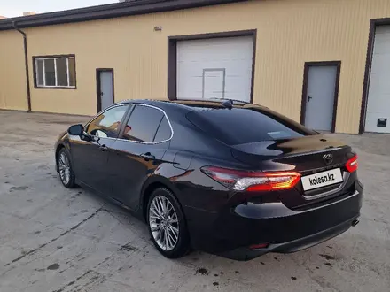 Toyota Camry 2018 года за 12 500 000 тг. в Атырау – фото 4