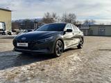 Hyundai Elantra 2021 года за 8 500 000 тг. в Уральск – фото 2