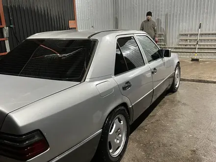 Mercedes-Benz E 220 1993 года за 2 200 000 тг. в Алматы – фото 11