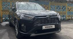 Toyota RAV4 2021 года за 23 000 000 тг. в Алматы – фото 2