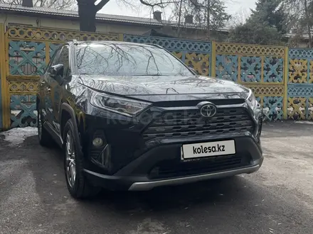 Toyota RAV4 2021 года за 23 000 000 тг. в Алматы – фото 2