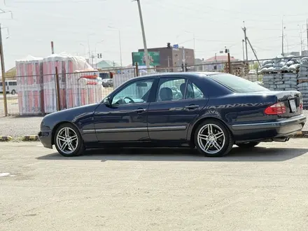Mercedes-Benz E 320 2002 года за 4 400 000 тг. в Атырау – фото 3
