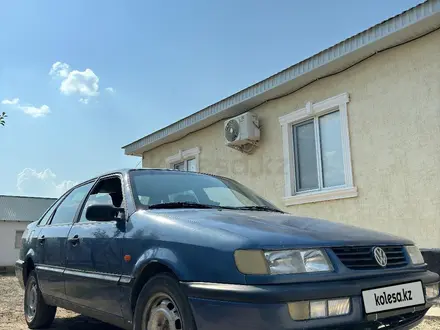 Volkswagen Passat 1994 года за 1 500 000 тг. в Атырау – фото 2