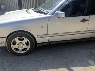 Mercedes-Benz E 320