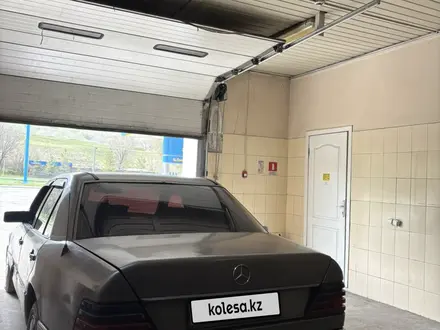 Mercedes-Benz E 220 1991 года за 750 000 тг. в Талдыкорган – фото 5