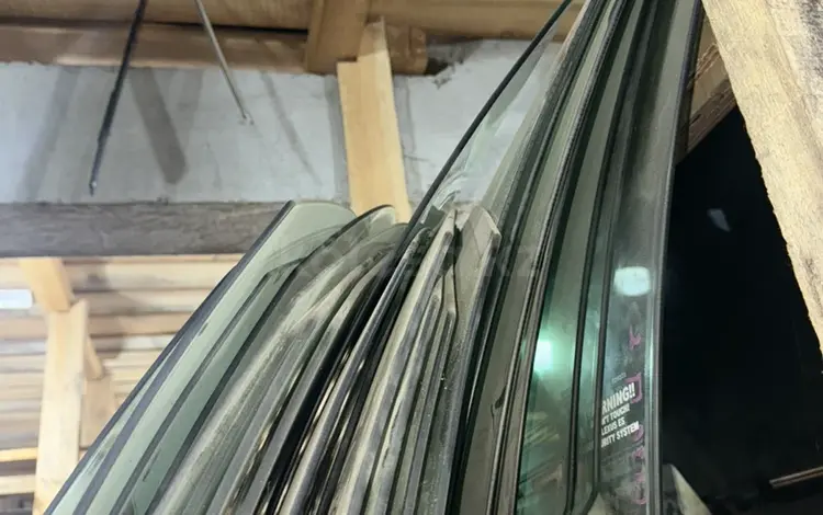 Стекло двери левый правый TOYOTA CAMRY 30 40 за 10 000 тг. в Астана
