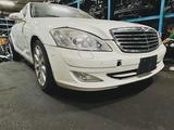 W221 S550 передний правый двери за 20 000 тг. в Алматы