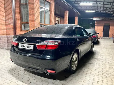 Toyota Camry 2015 года за 11 500 000 тг. в Тараз – фото 2