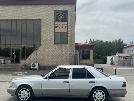 Mercedes-Benz E 320 1994 года за 2 450 000 тг. в Астана