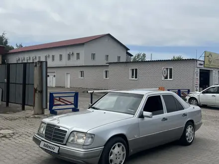 Mercedes-Benz E 320 1994 года за 2 450 000 тг. в Астана – фото 2