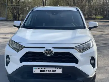 Toyota RAV4 2021 года за 15 300 000 тг. в Алматы – фото 2
