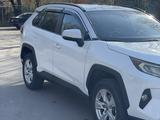 Toyota RAV4 2021 года за 15 300 000 тг. в Алматы – фото 4