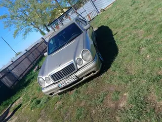 Mercedes-Benz E 230