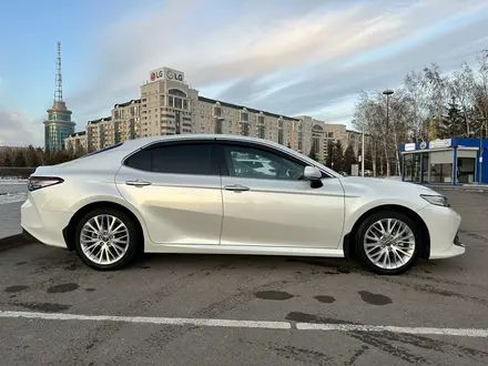 Toyota Camry 2019 года за 15 800 000 тг. в Астана – фото 2