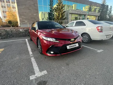 Toyota Camry 2021 года за 15 300 000 тг. в Караганда – фото 2