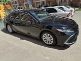 Toyota Camry 2022 года за 15 600 000 тг. в Астана – фото 2