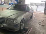 Mercedes-Benz E 200 1993 года за 1 500 000 тг. в Ботакара – фото 3