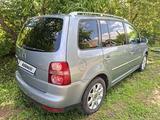 Volkswagen Touran 2008 года за 4 500 000 тг. в Костанай – фото 4