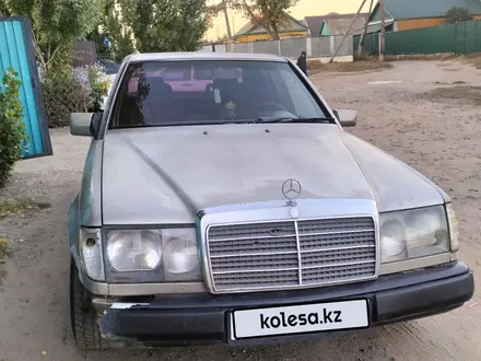 Mercedes-Benz E 230 1990 года за 750 000 тг. в Актобе – фото 2