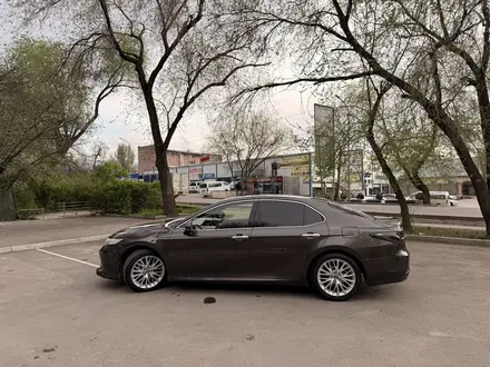 Toyota Camry 2018 года за 12 500 000 тг. в Алматы – фото 3