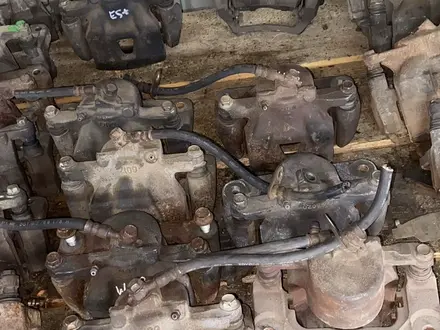 Передние суппорта на Toyota Camry 35 за 800 тг. в Алматы – фото 2