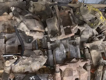 Передние суппорта на Toyota Camry 35 за 800 тг. в Алматы – фото 4