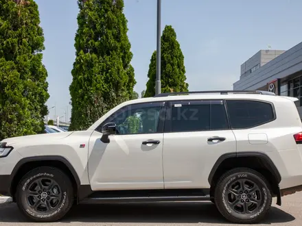 Toyota Land Cruiser 2023 года за 50 790 000 тг. в Алматы – фото 3