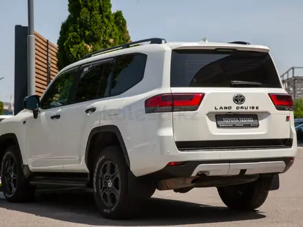 Toyota Land Cruiser 2023 года за 50 790 000 тг. в Алматы – фото 4