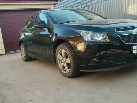 Chevrolet Cruze 2011 года за 2 800 000 тг. в Уральск – фото 2