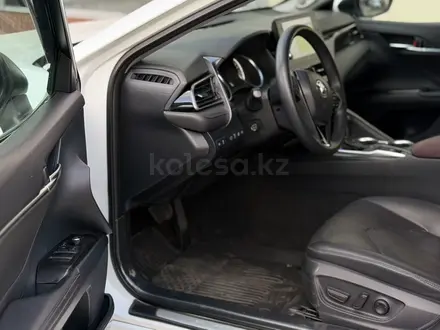 Toyota Camry 2021 года за 14 400 000 тг. в Алматы – фото 15