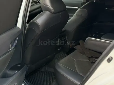 Toyota Camry 2021 года за 14 400 000 тг. в Алматы – фото 16