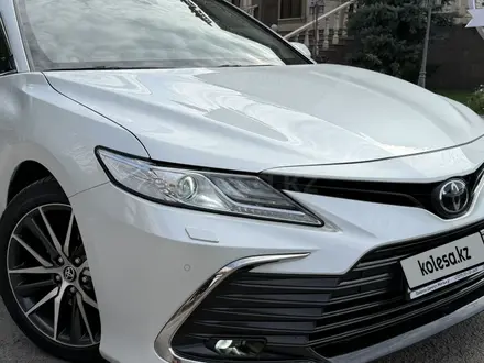 Toyota Camry 2021 года за 14 400 000 тг. в Алматы – фото 2