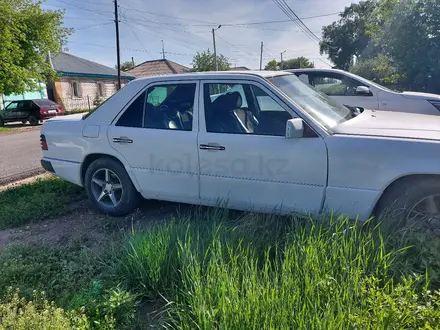 Mercedes-Benz E 260 1991 годаүшін900 000 тг. в Семей – фото 2