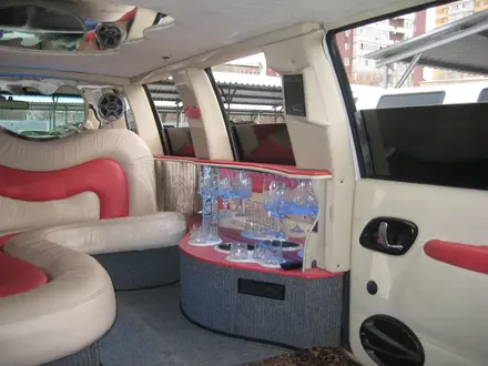 Салон лимузина Навигатор Субурбан сиденья диван сидушки перегородка автомат в Алматы – фото 8