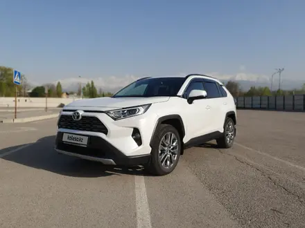 Toyota RAV4 2021 года за 16 700 000 тг. в Алматы – фото 2