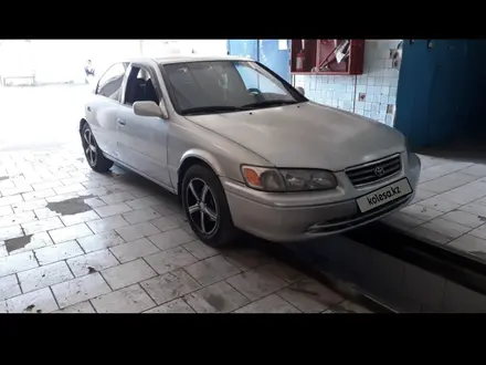 Toyota Camry 2000 года за 3 300 000 тг. в Экибастуз