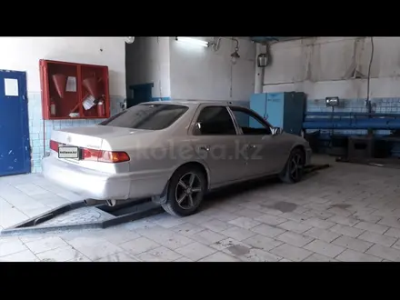 Toyota Camry 2000 года за 3 300 000 тг. в Экибастуз – фото 2