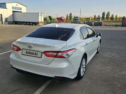 Toyota Camry 2018 года за 12 300 000 тг. в Уральск – фото 2